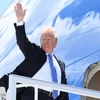 Tổng thống Mỹ Donald Trump lên chiếc Không lực 1 để khởi hành tới Singapore. (Nguồn: AFP/TTXVN)