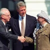 Cựu Thủ tướng Israel Yitzhak Rabin và lãnh đạo Palestine Yasser Arafat (1993). 