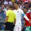 Trọng tài Mark Geiger bị tố đã hỏi xin áo Ronaldo.(Nguồn: Daily Mail)