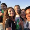 Phóng viên Trần Giáp chụp ảnh cùng các thiếu nữ Nga. (Ảnh: Vietnam+)