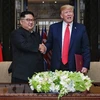 Nhà lãnh đạo Triều Tiên Kim Jong-un (trái) và Tổng thống Mỹ Donald Trump tại cuộc gặp thượng đỉnh hôm 12/6. (Nguồn: EPA/TTXVN)