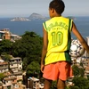 Một cậu bé với chiếc áo số 10 của đội tuyển Brazil tại Rio de Janeiro. (Nguồn: Getty Images)