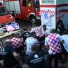 Lính cứu hỏa Croatia theo dõi đội nhà thi đấu ở trận gặp Nga. (Nguồn: jutarnji.hr)