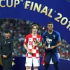 Modric nhận danh hiệu Quả bóng vàng, còn Mbappe là cầu thủ trẻ xuất sắc nhất. (Nguồn: Getty Images)