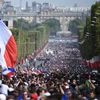 Cận cảnh 'biển người' chào đón nhà vô địch Pháp rước cúp về Paris