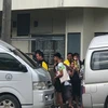 Các thành viên đội bóng thiếu niên Thái Lan được đưa ra xe. (Nguồn: cnn.com)