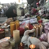 Người dân đặt hoa và nến cầu nguyện cho 2 nạn nhân xấu số. (Nguồn: ctvnews.ca)
