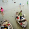 Cảnh ngập lụt sau mưa lớn tại Allahabad, Ấn Độ ngày 28/7. (Ảnh: AFP/TTXVN)