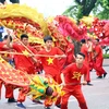 Trình diễn tiết mục múa rồng tại Lễ hội đường phố 'Tinh hoa Hà Nội - Hội tụ và tỏa sáng.' (Ảnh: Quang Quyết/TTXVN)