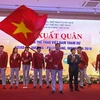 Ông Trần Đức Phấn, trưởng đoàn thể thao Việt Nam tham dự ASIAD 2018 nhận cờ từ Bộ trưởng Bộ Văn hóa Thể thao và Du lịch Nguyễn Ngọc Thiện. (Ảnh: Trọng Đạt/TTXVN)