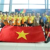 Đại sứ Việt Nam Phạm Vinh Quang đón đội tuyển Olympic Việt Nam tại sân bay. (Ảnh: Đỗ Quyên/Vietnam+)