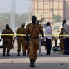 Cảnh sát phong tỏa hiện trường một vụ nổ bom ở Burkina Faso. (Nguồn: Daily Mail)