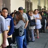 Người nhập cư xếp hàng bên ngoài một văn phòng tư vấn về quyền nhập cư tại Los Angeles, Mỹ. (Ảnh: AFP/TTXVN)