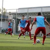 Cầu thủ Olympic Việt Nam phải tập trên sân cỏ nhân tạo. (Nguồn: VFF)