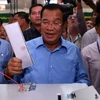 Thủ tướng Samdech Techo Hun Sen (giữa), Chủ tịch đảng Nhân dân Campuchia (CPP) cầm quyền bỏ phiếu tại điểm bầu cử ở Phnom Penh hôm 29/7. (Nguồn: AFP/TTXVN)