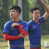 Cầu thủ Olympic Việt Nam luyện tập trước trận gặp Nepal. (Ảnh: Trần Chiến/Vietnam+)