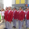Các thành viên đoàn Việt Nam hát quốc ca khi lá cờ Việt Nam được kéo lên. (Nguồn: Vietnam+)