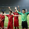 Olympic Việt Nam ăn mừng chiến thắng cùng người hâm mộ. (Ảnh: Hoàng Linh/TTXVN)