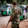 Nhân viên an ninh Bangladesh kiểm tra các xe chở người tị nạn Rohingya. (Nguồn: AP)