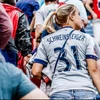 Cổ động viên mặc áo đấu có tên Schweinsteiger khi đến cổ vũ anh tập luyện. 
