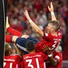 Bastian được cầu thủ Bayern chúc mừng sau trận đấu.