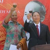 Đại sứ Việt Nam Vũ Văn Dũng và bà Sindi Mququ, đại diện Chính phủ Nam Phi, nâng cốc chúc mừng Quốc khánh Việt Nam. (Ảnh: Phi Hùng/TTXVN)