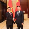 Phó Thủ tướng Vương Đình Huệ (bên trái) bắt tay Phó Thủ tướng Trung Quốc Hàn Chính. (Ảnh: Lương Anh Tuấn/TTXVN)