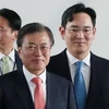 Phó Chủ tịch tập đoàn Samsung Lee Jae-Yong (phải) sẽ thấp tùng Tổng thống Moon Jae-in thăm Triều Tiên. (Nguồn: Yonhap)