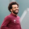 Mohamed Salah thoải mái trước trận đại chiến Liverpool vs PSG. (Nguồn: The Sun)