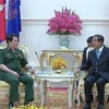 Thủ tướng Campuchia Hun Sen tiếp Thượng tướng Lương Cường. (Ảnh: TTXVN)