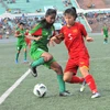 U16 nữ Việt Nam (áo đỏ) vẫn giành vé đi tiếp dù thua Banglandesh ở lượt cuối. (Nguồn: VFF)