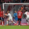 Bayern Munich (áo đỏ) để cho Augsburg cầm hòa ngay tại sân nhà. (Nguồn: Reuters)