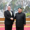 Ngoại trưởng Mỹ Mike Pompeo (trái) hội kiến Nhà lãnh đạo Triều Tiên Kim Jong-un tại Bình Nhưỡng ngày 7/10/2018. (Nguồn: YONHAP/TTXVN)