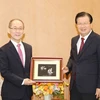 Phó Thủ tướng Trịnh Đình Dũng tặng quà lưu niệm cho ông Hoesung Lee. (Ảnh: Dương Giang/TTXVN)
