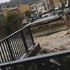 Tại khu vực Villegailhenc, ít nhất 1 cây cầu đã bị sập do mưa lũ. (Nguồn: AP)