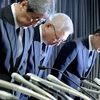 Chủ tịch KYB Yasusuke Nakajima (giữa) đã phải cúi đầu xin lỗi. (Nguồn: asahi.com)