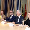 Bộ trưởng, Chủ tịch vùng Flanders Geert Bourgeois (thứ hai từ phải sang) tại cuộc gặp Thủ tướng Nguyễn Xuân Phúc. (Ảnh: Thống Nhất/TTXVN)