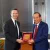 Phó Thủ tướng Thường trực Trương Hòa Bình tặng quà lưu niệm cho Thẩm phán Sebastiano Ardita. (Ảnh: Ngự Bình/TTXVN)