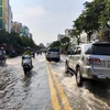 Tuyến đường Lý Tự Trọng, quận Ninh Kiều vẫn còn ngập sâu trong biển nước. (Ảnh: Thanh Sang/TTXVN)