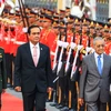 Thủ tướng Malaysia Mahathir Mohamad và Thủ tướng Prayut Chan-ocha duyệt đội danh dự. (Nguồn: nikkei.com)