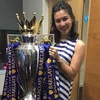 Cựu á hậu Thái Lan Nusara Suknamai nâng cúp vô địch Premier League của Leicester. (Nguồn: Mirror)