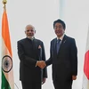 Thủ tướng Nhật Bản Shinzo Abe (phải) và Thủ tướng Ấn Độ Narendra Modi trong cuộc gặp tại tỉnh Yamanashi. (Ảnh: AFP/TTXVN)