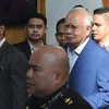 Cảnh sát áp giải cựu Thủ tướng Malaysia Najib Razak (giữa) tới Văn phòng Ủy ban chống tham nhũng ở Putrajaya ngày 22/5. (Ảnh: THX/TTXVN)