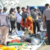 Lực lượng tìm kiếm và cứu hộ tập hợp mảnh vỡ máy bay và tư trang của các nạn nhân vụ rơi máy bay Lion Air JT610. (Ảnh: THX/TTXVN)