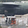Máy bay quân sự Hàn Quốc vận chuyển hoa quả đến Triều Tiên. (Nguồn: AP News)