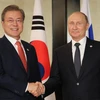 Tổng thống Hàn Quốc Moon Jae-in (trái) và Tổng thống Nga Vladimir Putin trong cuộc hội đàm tại Singapore ngày 14/11. (Ảnh: Yonhap/TTXVN)