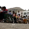 Người dân chờ đợi nhận lương thực cứu trợ tại trại tị nạn ở Sanaa, Yemen. (Ảnh: THX/TTXVN)
