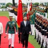 Chủ tịch nước Trung Quốc Tập Cập Bình và Tổng thống Philippines Rodrigo Duterte duyệt đội danh dự. (Nguồn: Reuters)