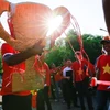Cổ động viên mang theo biểu tượng Cup vô địch để cổ vũ tinh thần cho đội tuyển Việt Nam. (Ảnh: Trọng Đạt/TTXVN)