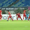 Đội tuyển Việt Nam tập luyện làm quen mặt sân vận động Thuwuna. (Ảnh: Trọng Đạt/TTXVN)